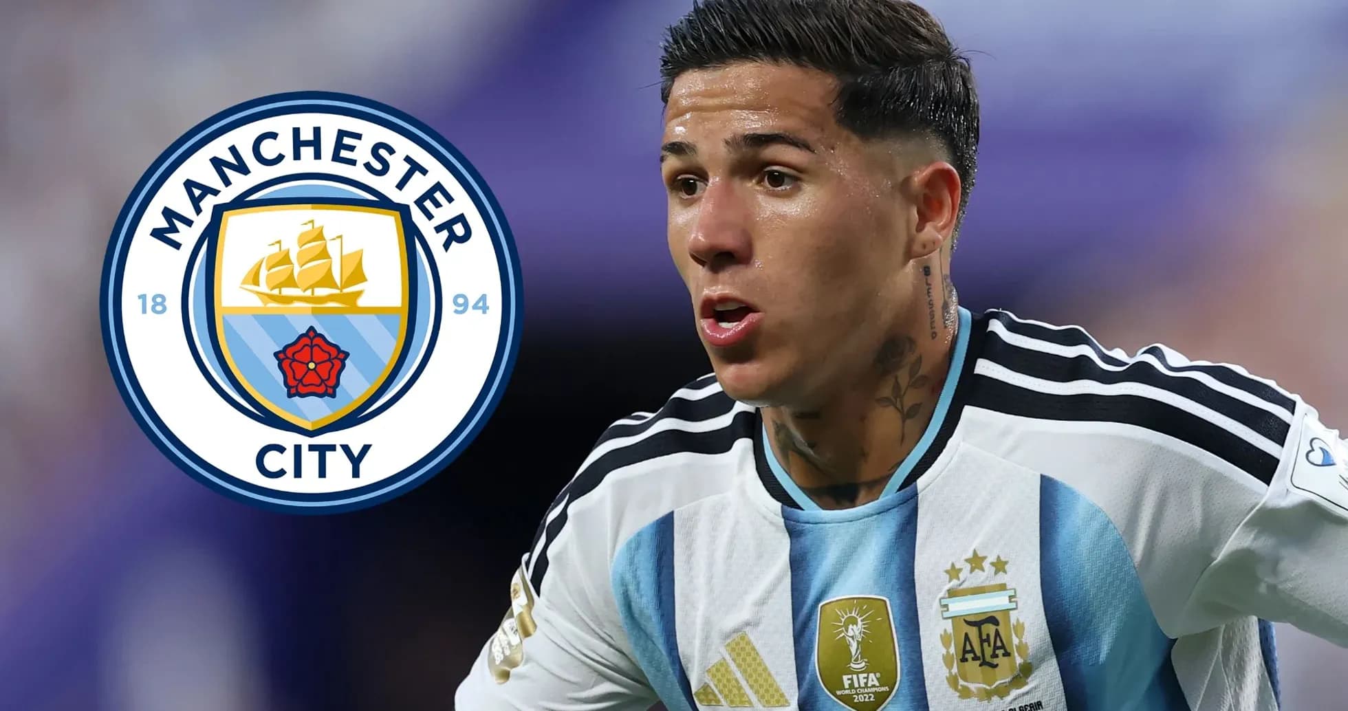 Futbolchi Manchester City emblemasi bilan maydonda