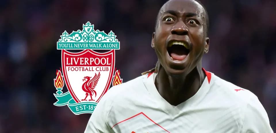 Futbolchi g'oyibning oldida Liverpool logotipi