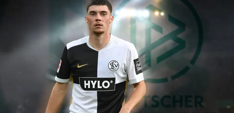 Futbolchi o'yin maydonida harakatda