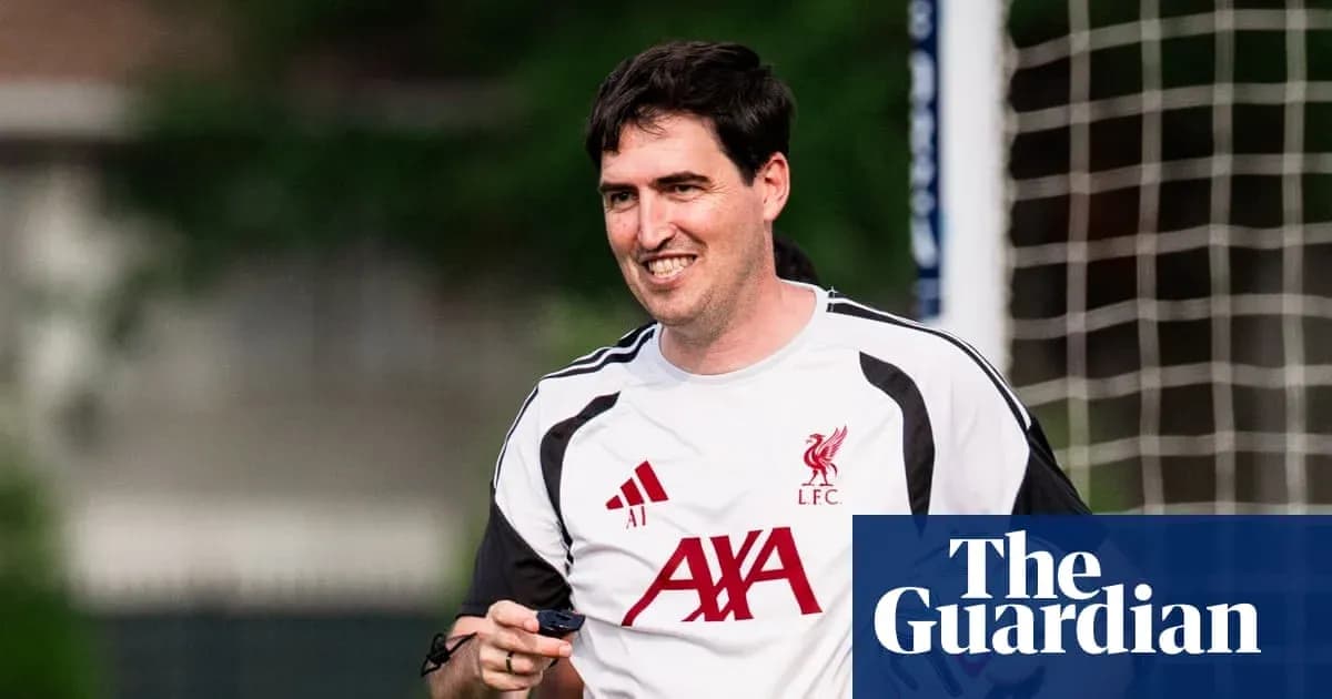Murabbiy trening maydonida kulayotgan ko'rinadi