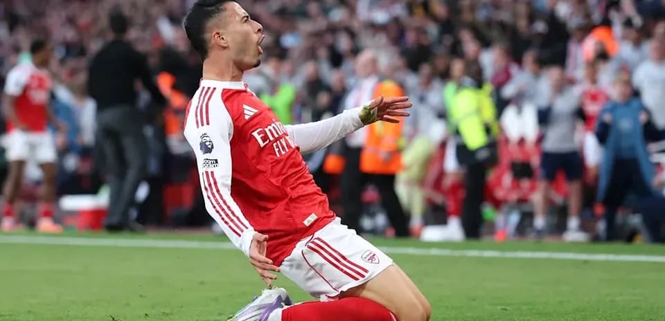 Futbolchi gol urganidan keyin nishonlamoqda
