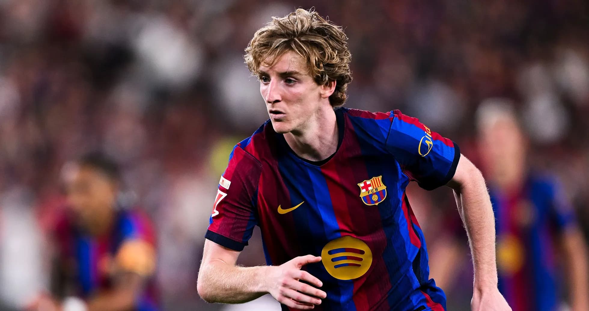 Futbolchi Barcelona formasida maydonda harakatda