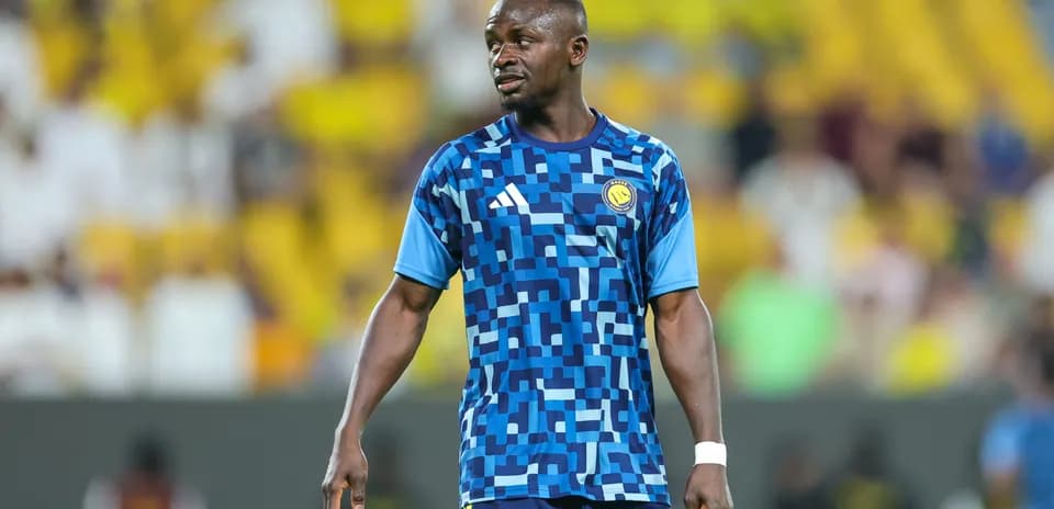 Futbolchi maydonda to'plangan jamoa bilan