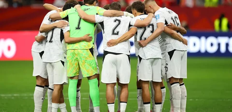 Futbolchilar jamoaviy yig'ilishda birlashgan