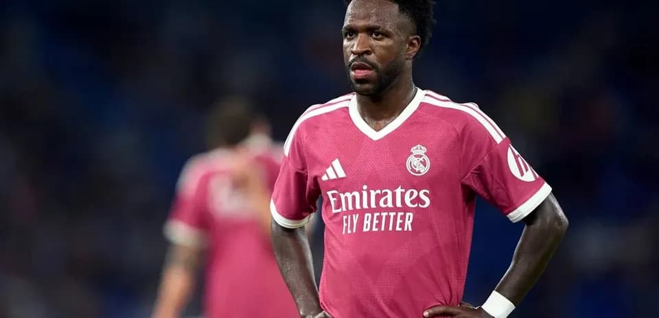 Futbolchi Real Madrid formasi bilan maydonda turibdi