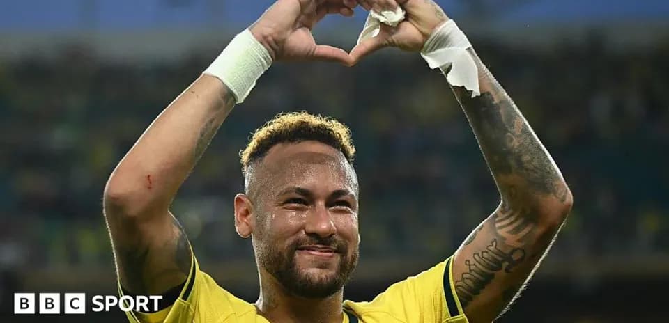 Futbolchi Neymar yuragini ko'rsatmoqda