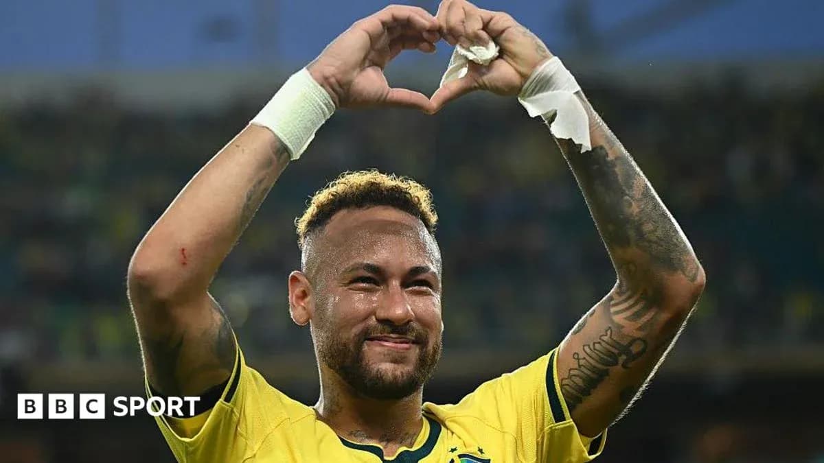 Futbolchi Neymar yuragini ko'rsatmoqda