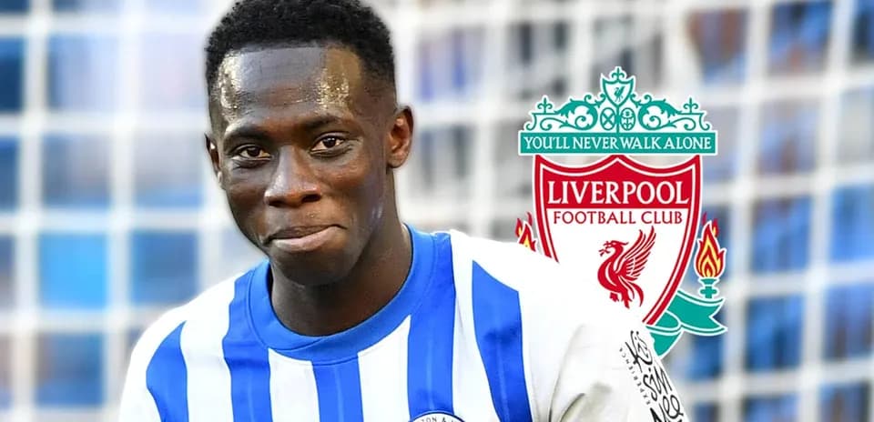 Futbolchi Brighton & Hove formasida, Liverpool logotipi orqa fonda
