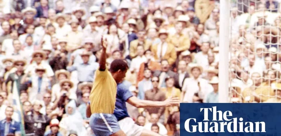 Futbol o'yinida to'pga zarba berayotgan o'yinchi