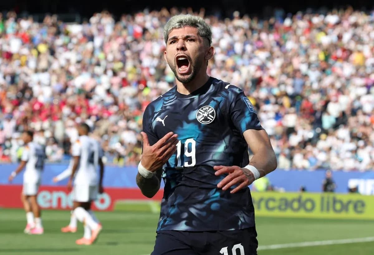 Futbolchi gol urishdan keyin xursand bo'lmoqda