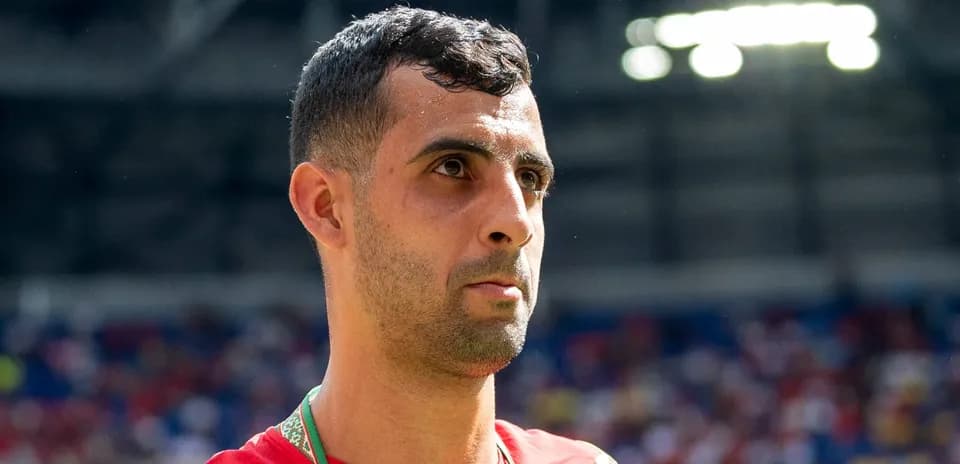 Futbolchi stadionda o'yin oldidan tayyorlanmoqda