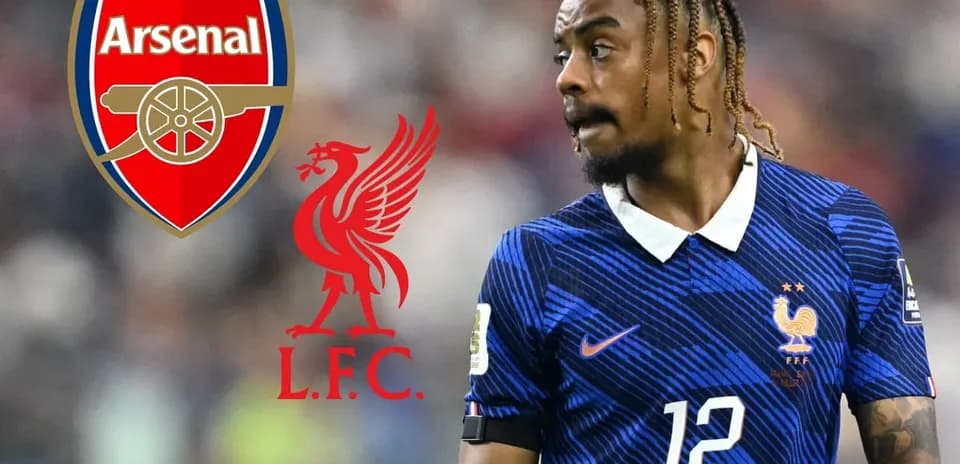 Futbolchi fransiya formasi bilan maydonda harakatda