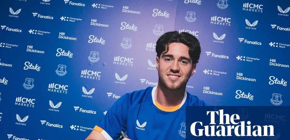 Futbolchi yangi shartnoma imzolayotgani haqida fotosurat
