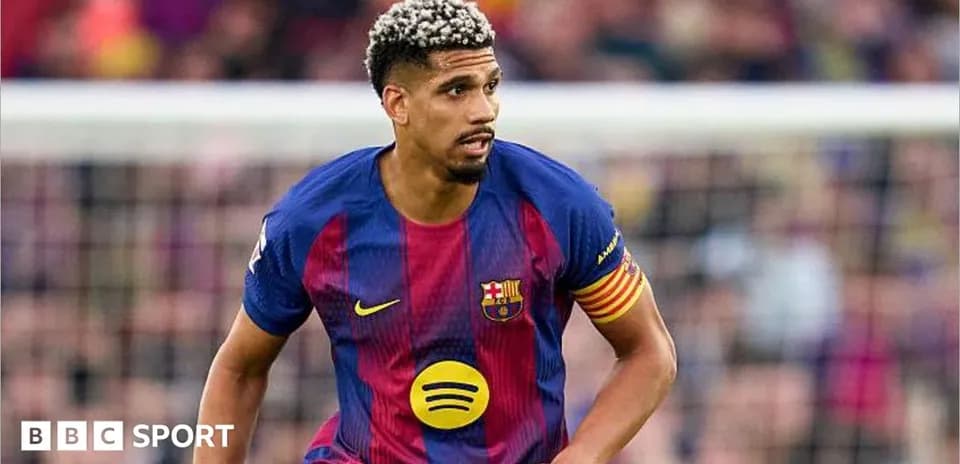 Futbolchi Barcelona formasida harakatda