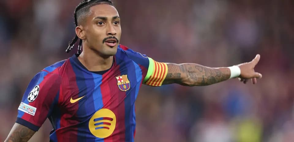 Futbolchi Barcelona formasida maydonda harakatda