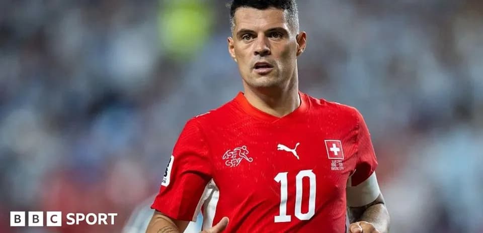 Futbolchi Grani Xhaka o'yin maydonida