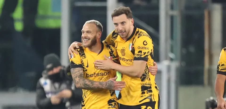 Ikkita futbolchi quchoqdanib bir-birini tabriklamoqda