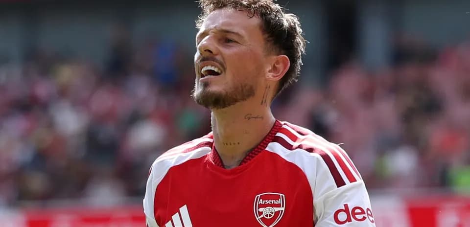 Futbolchi Arsenal formasida maydonda turibdi