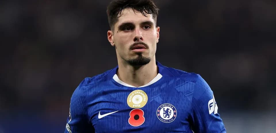 Futbolchi Chelsea formasida, raqam 8 bilan