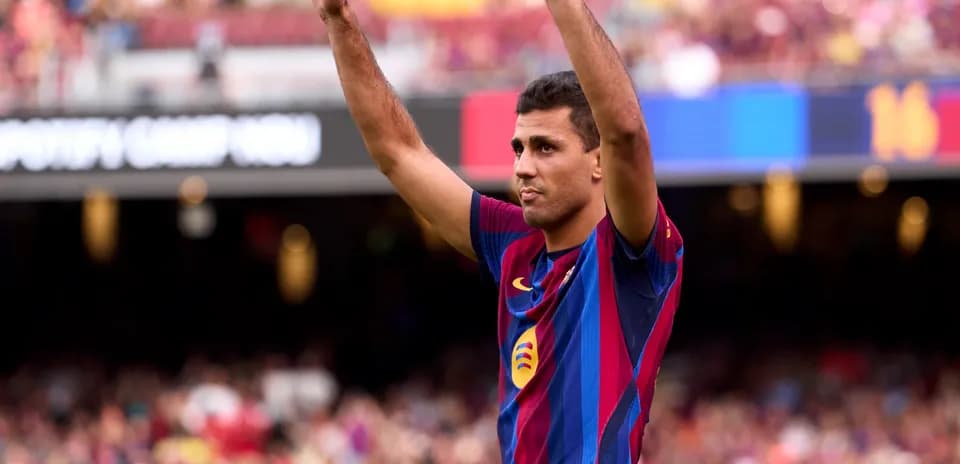 Futbolchi Camp Nou stadionida qo'l ko'tarayotgan