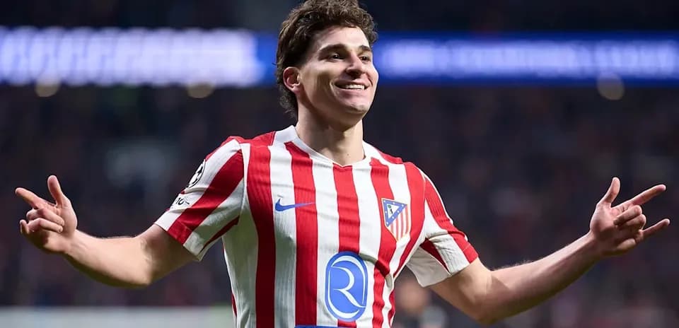 Futbolchi goli nishonlayapti, Atletico Madrid formasida