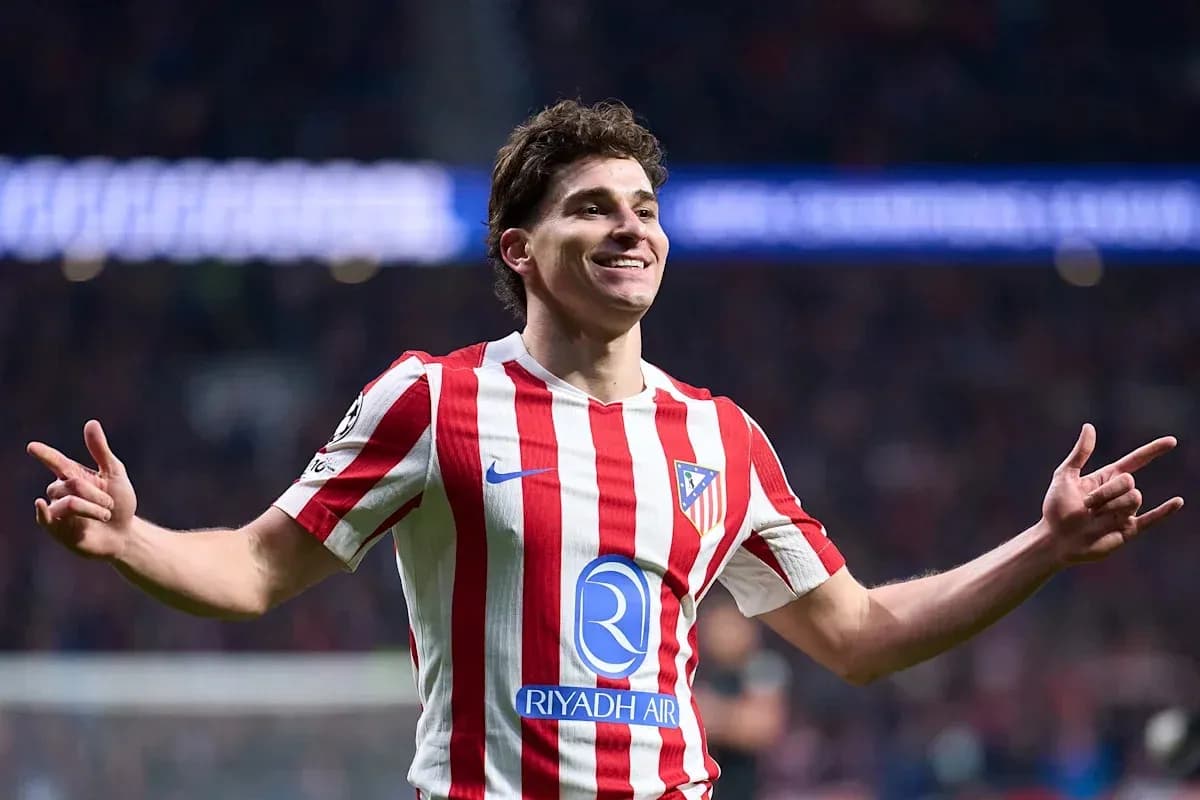 Futbolchi goli nishonlayapti, Atletico Madrid formasida