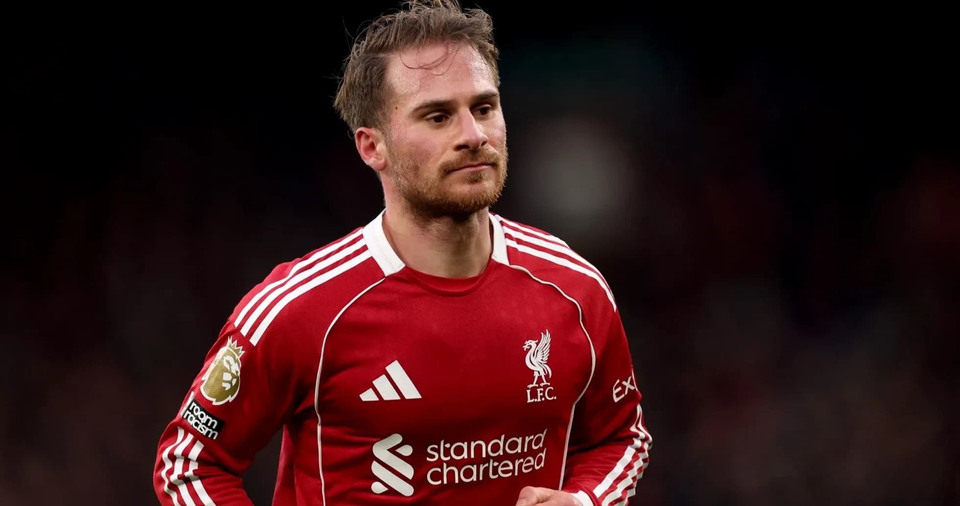 Futbolchi LFC formasida maydonda harakatda