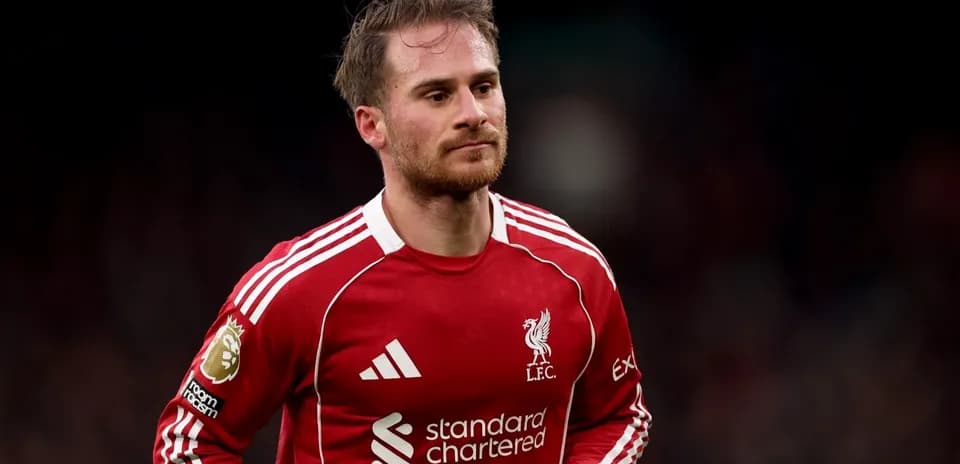 Futbolchi LFC formasida maydonda harakatda