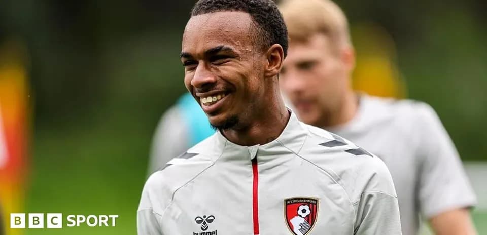 Futbolchi treningda AFC Bournemouth formasida kulmoqda
