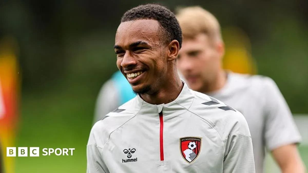 Futbolchi treningda AFC Bournemouth formasida kulmoqda