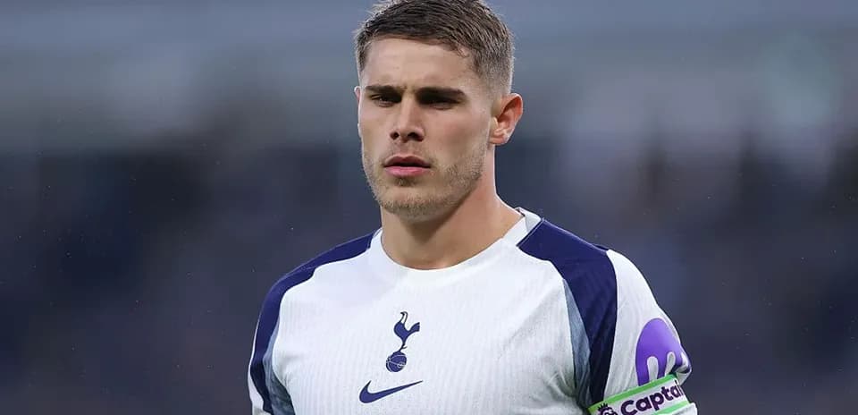 Futbolchi maydonda, Tottenham formasida turibdi