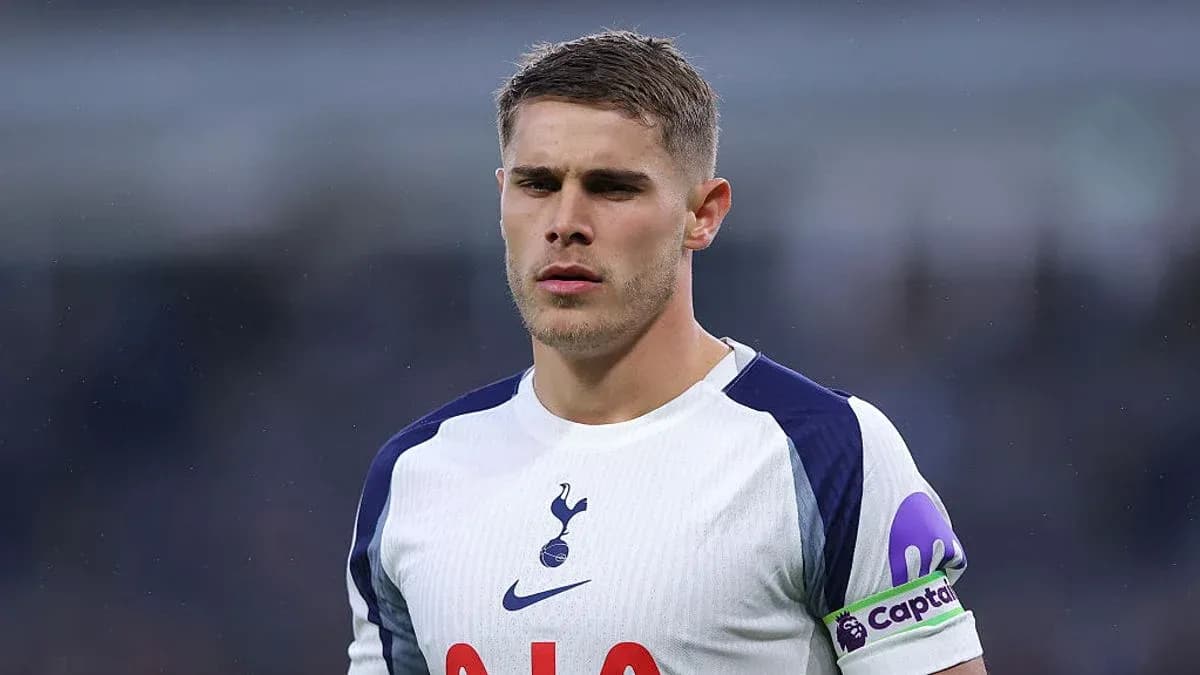 Futbolchi maydonda, Tottenham formasida turibdi