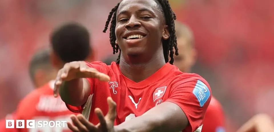 Futbolchi maydonda quvonch bilan nishonlayapti