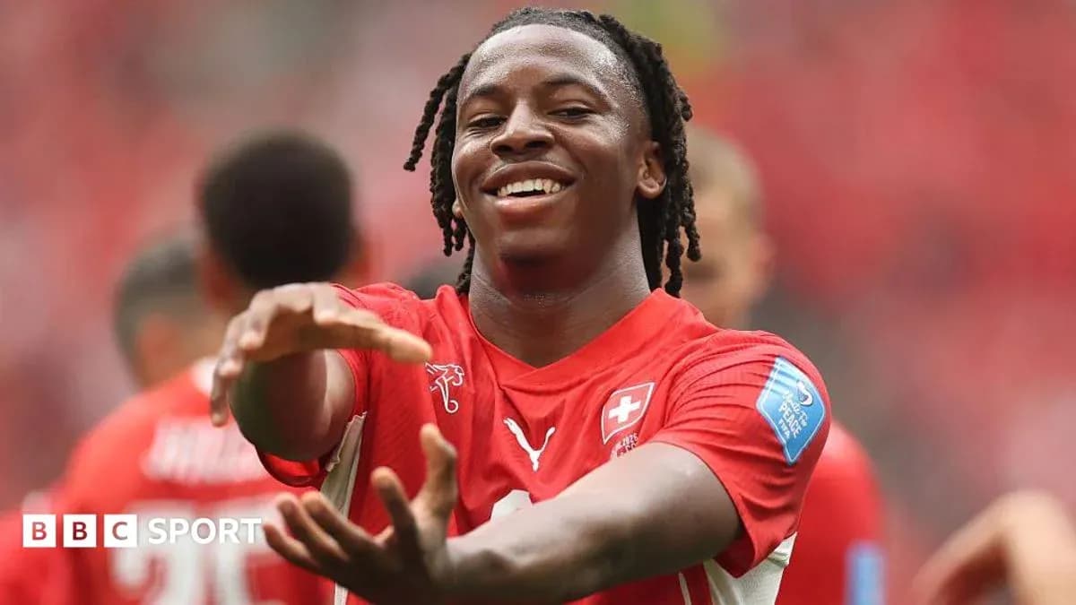Futbolchi maydonda quvonch bilan nishonlayapti