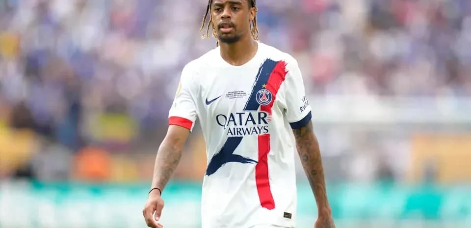 Futbolchi PSG formasi bilan maydonda harakatda