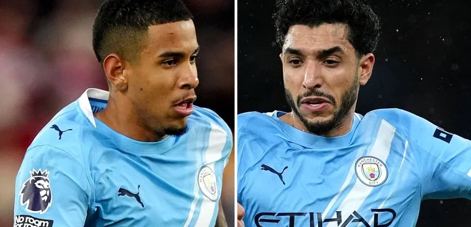 Ikkita futbolchi Manchester City formasida yugurmoqda