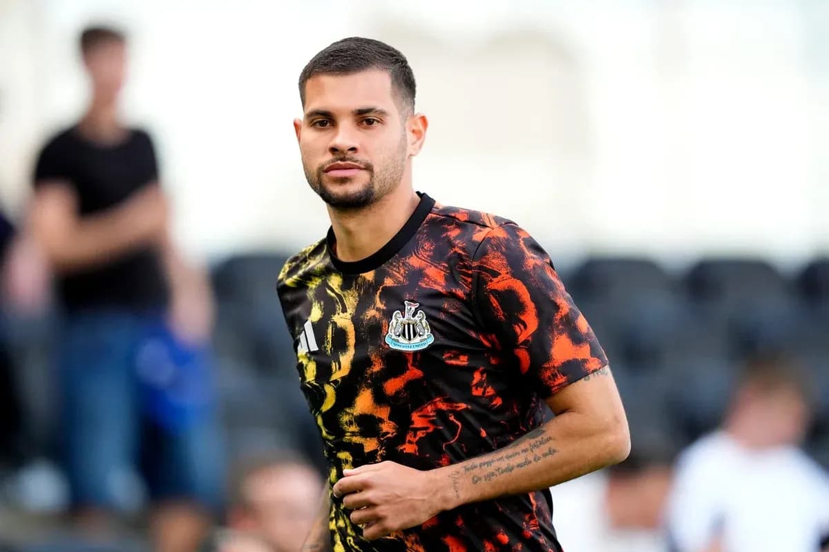 Futbolchi mashg'ulotda, qora va rangli forma kiyganda