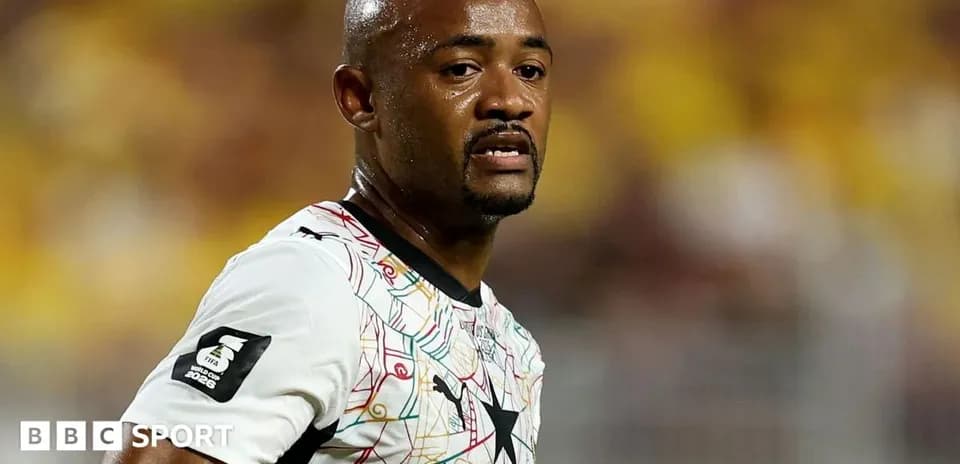 Futbolchi maydonda harakatda, teri bilan