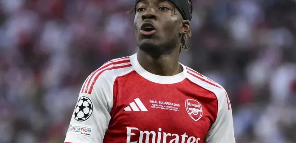 Futbolchi maydonda Arsenal formasida