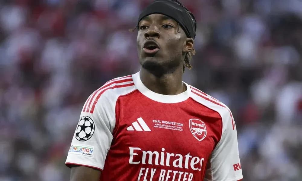 Futbolchi maydonda Arsenal formasida