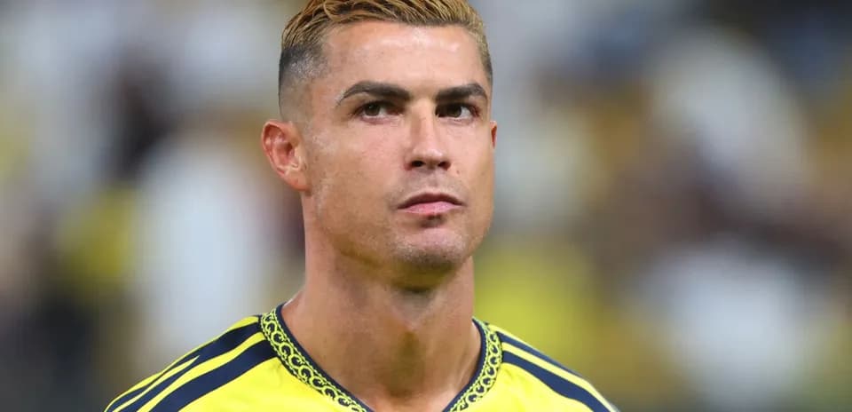 Futbolchi maydonda jamoa formasida turibdi