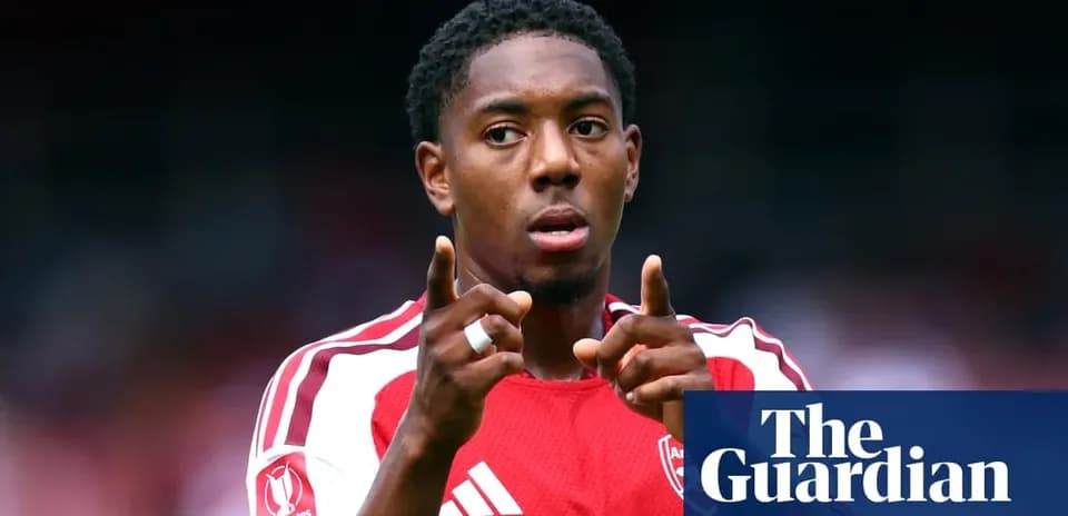 Futbolchi maydonda ko'rsatma berayotgan