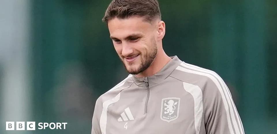 Futbolchi mashg'ulotda, Aston Villa formasi kiygan