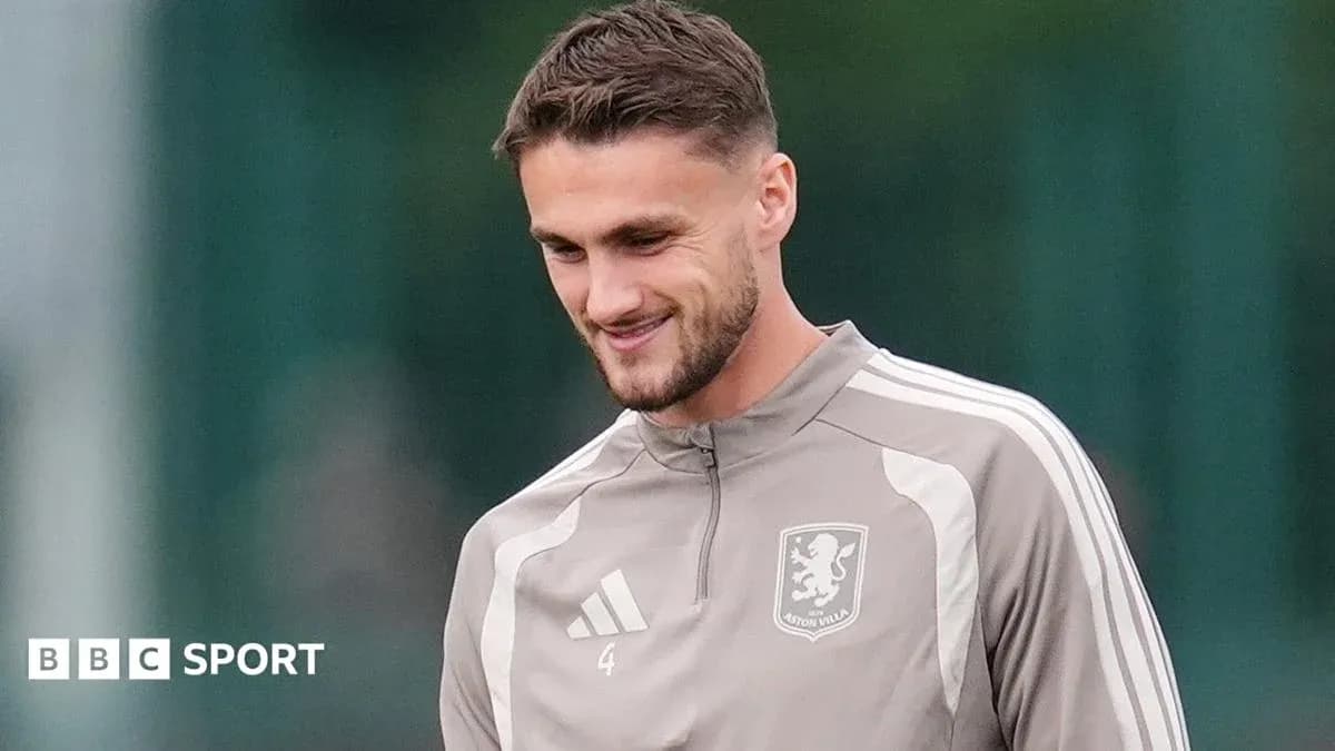 Futbolchi mashg'ulotda, Aston Villa formasi kiygan