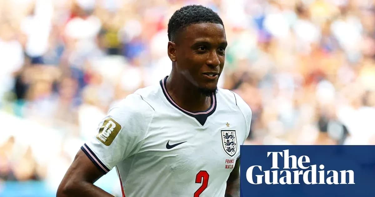 Futbolchi maydonda harakatda, ingliz formasida