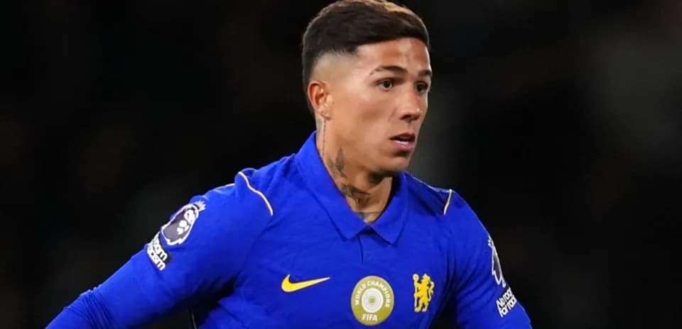 Futbolchi Chelsea formasi bilan maydonda harakatda