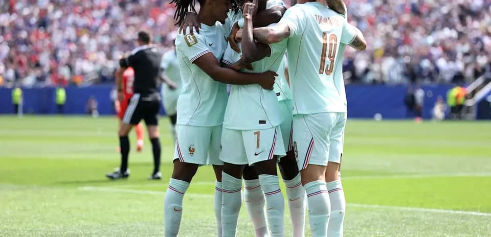 Fransiya futbolchilari gol urganidan keyin nishonlashmoqda