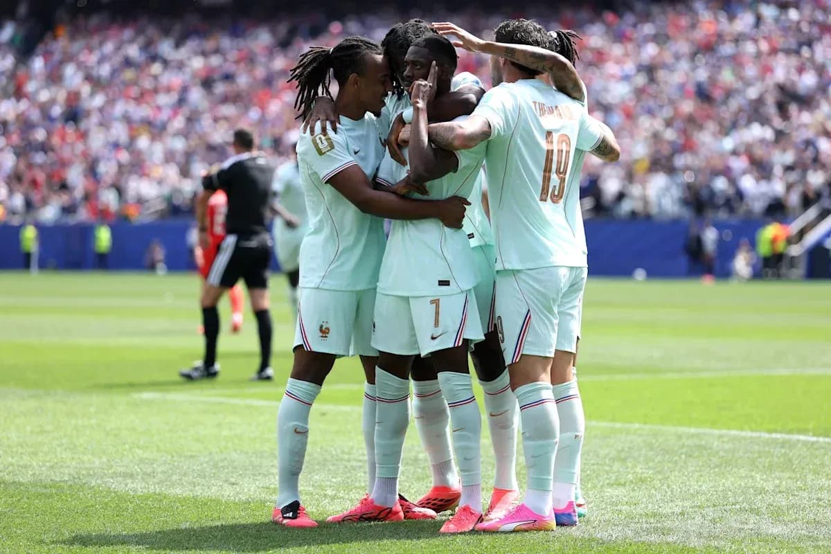 Fransiya futbolchilari gol urganidan keyin nishonlashmoqda