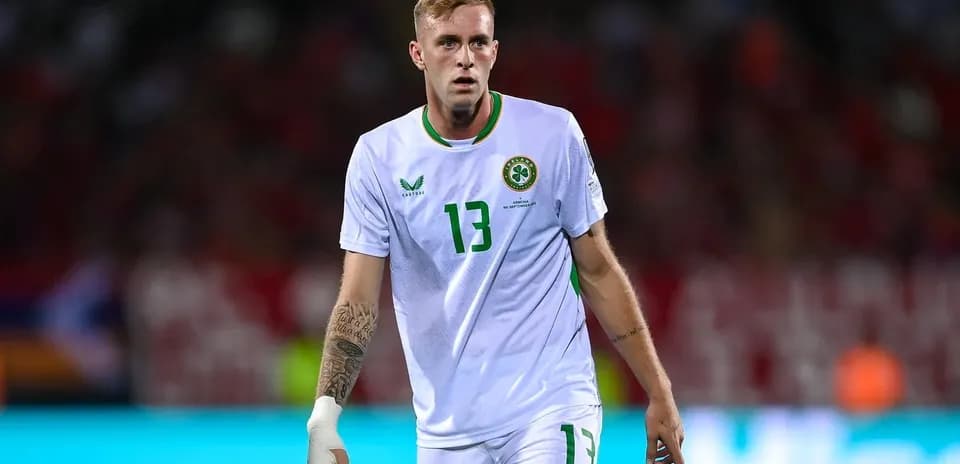 Futbolchi maydonda harakatda, oq forma kiygan