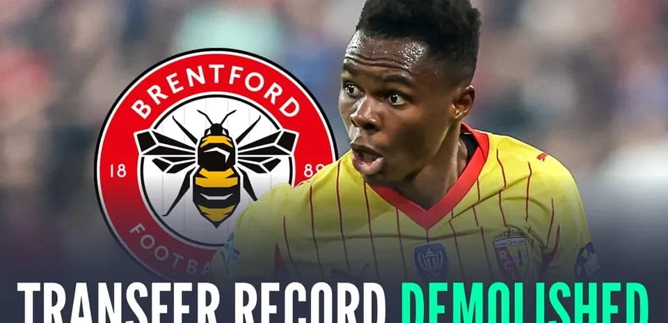 Futbolchi Brentford logosi bilan o'yinchi hayajonli